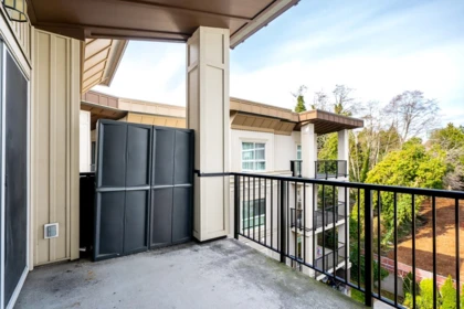Entry Foyer Photo of 410 9655 King George Boulevard, Surrey, BC