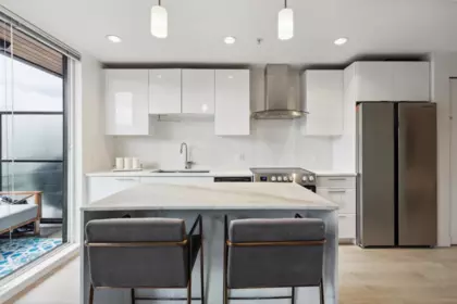 Kitchen Island Photo of 513 733 W 3rd Street, North Vancouver, BC