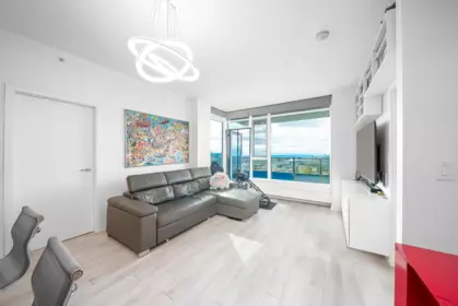1206 8850 University Crescent, Burnaby, BC, Burnaby — Apartment/Condo for sale
