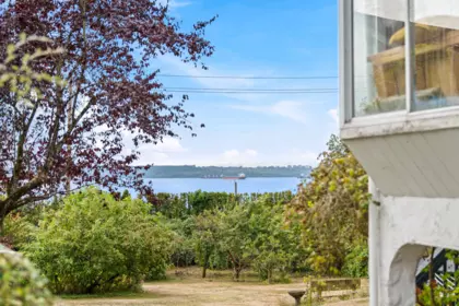 Entry Foyer Photo of 2820 Marine Drive, West Vancouver, BC