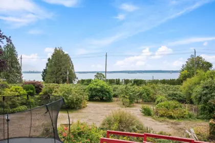 Garden / Landscaping Photo of 2820 Marine Drive, West Vancouver, BC