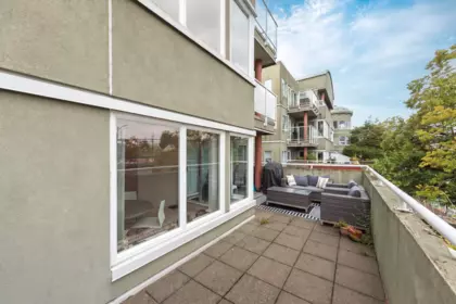 Front Yard Photo of 107 3280 W Broadway, Vancouver, BC