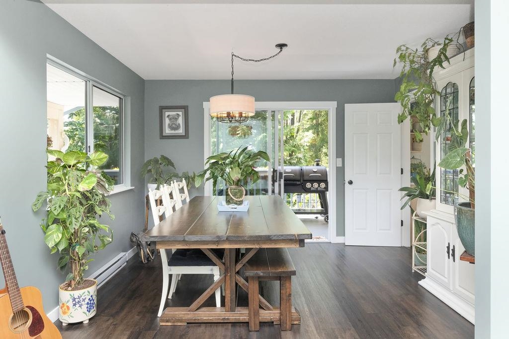 Breakfast Nook Photo of 5549 Sans Souci Road, Halfmoon Bay, BC