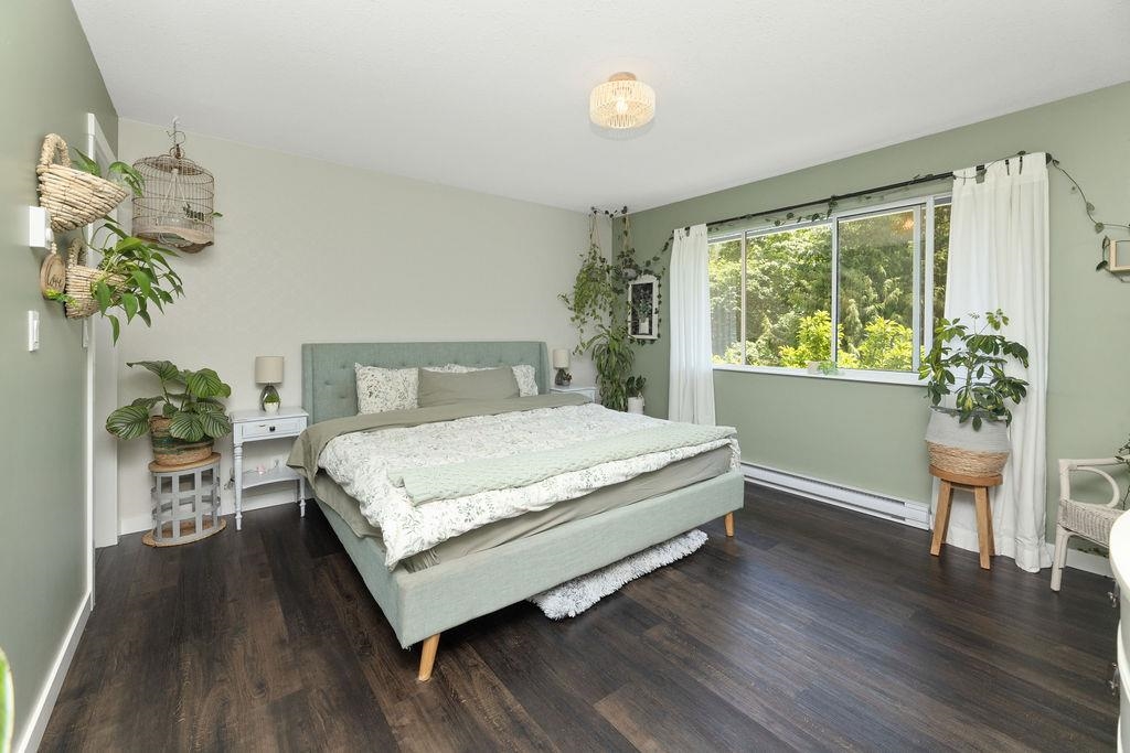 Entry Foyer Photo of 5549 Sans Souci Road, Halfmoon Bay, BC