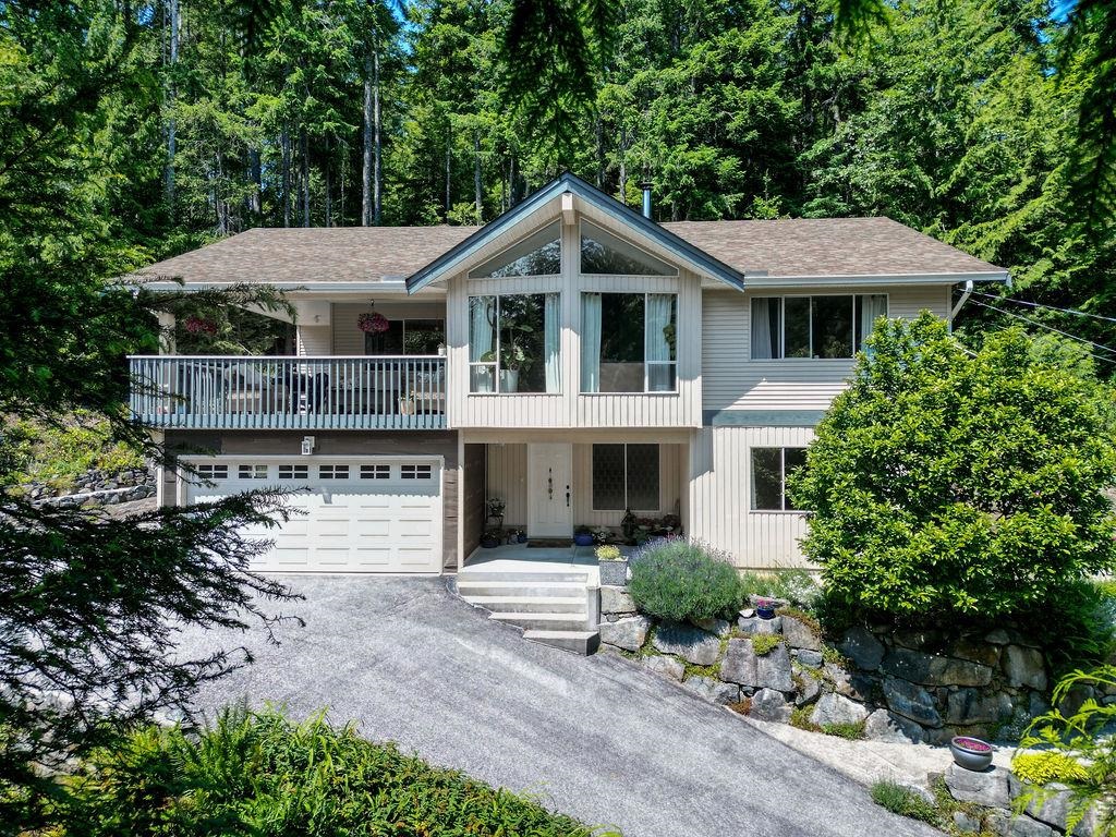 Family Room Photo of 5549 Sans Souci Road, Halfmoon Bay, BC