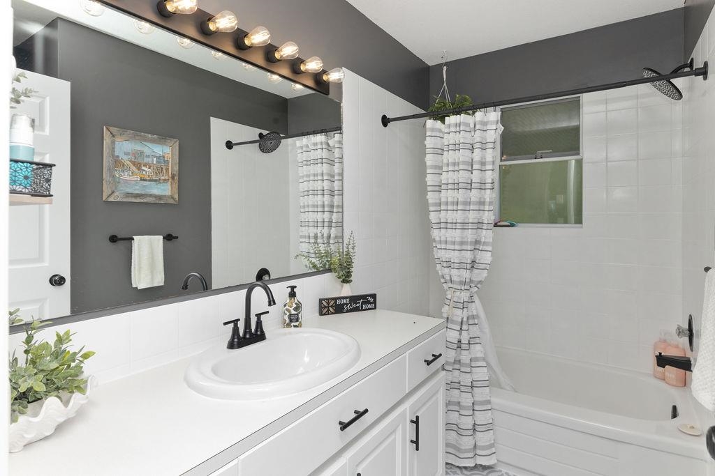 Hallway Photo of 5549 Sans Souci Road, Halfmoon Bay, BC