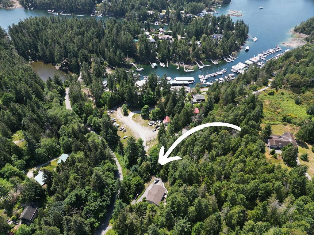 Kitchen Island Photo of 5549 Sans Souci Road, Halfmoon Bay, BC