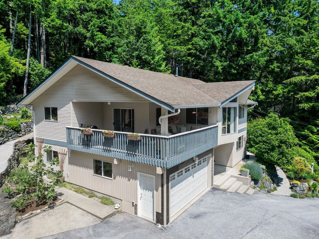 Living Room Photo of 5549 Sans Souci Road, Halfmoon Bay, BC
