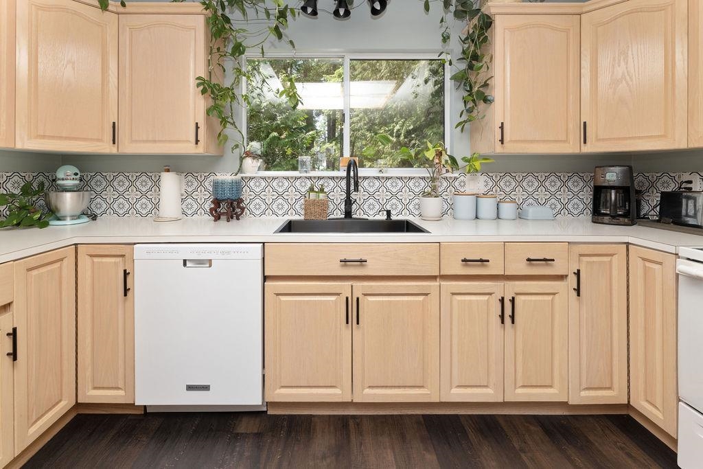 Office / Den Photo of 5549 Sans Souci Road, Halfmoon Bay, BC