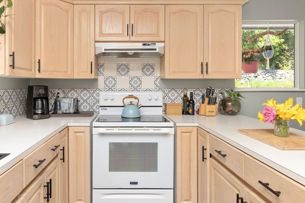 Powder Room Photo of 5549 Sans Souci Road, Halfmoon Bay, BC