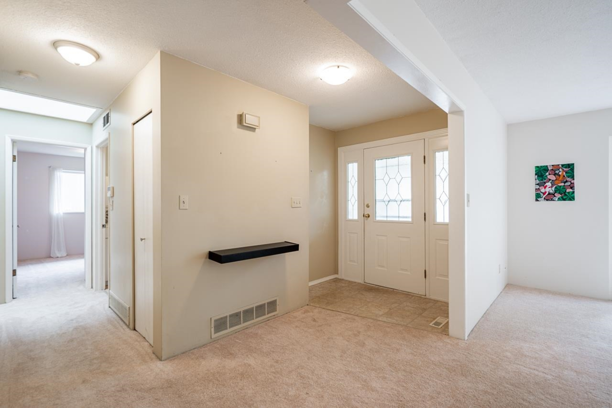 Basement Recreation Room Photo of 16112 10 Avenue, Surrey, BC