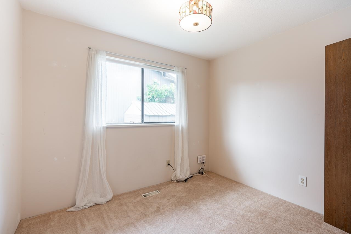 Staircase Photo of 16112 10 Avenue, Surrey, BC