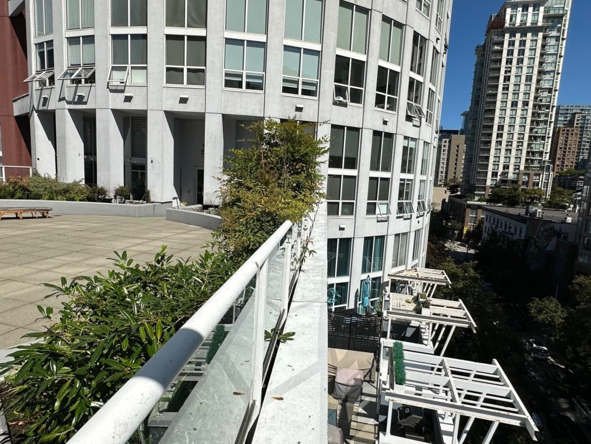 Entry Foyer Photo of 217 933 Seymour Street, Vancouver, BC