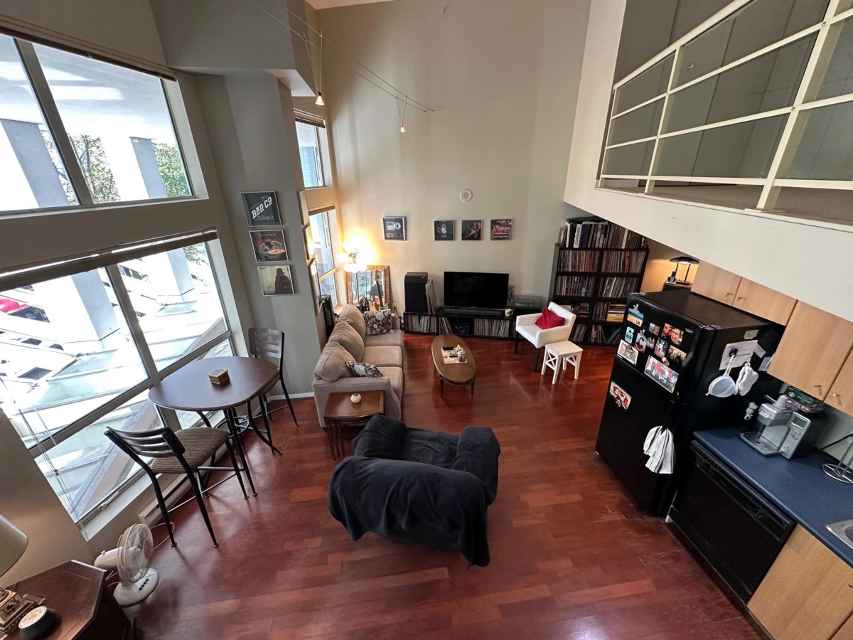 Kitchen Island Photo of 217 933 Seymour Street, Vancouver, BC