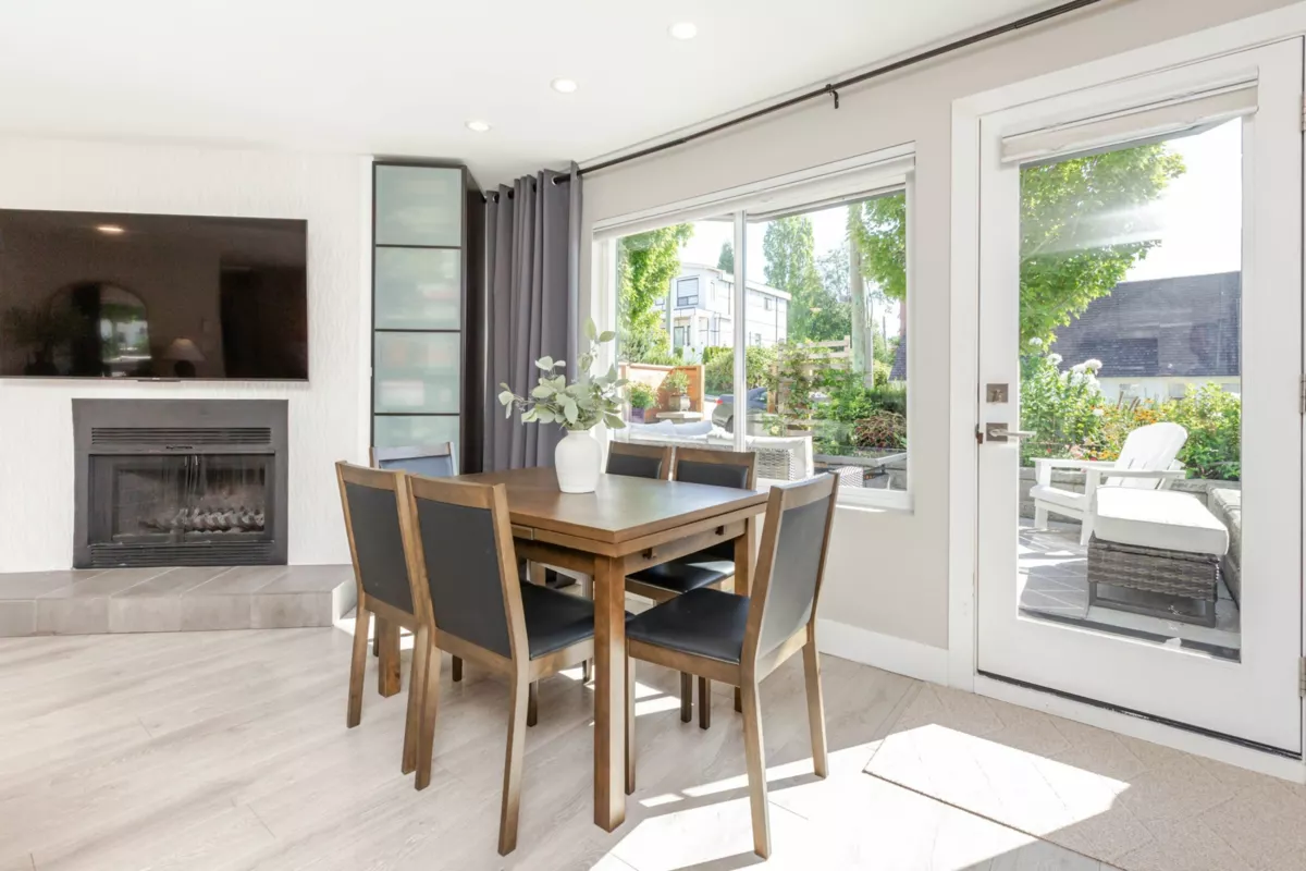 Basement Recreation Room Photo of 3 15989 Marine Drive, White Rock, BC