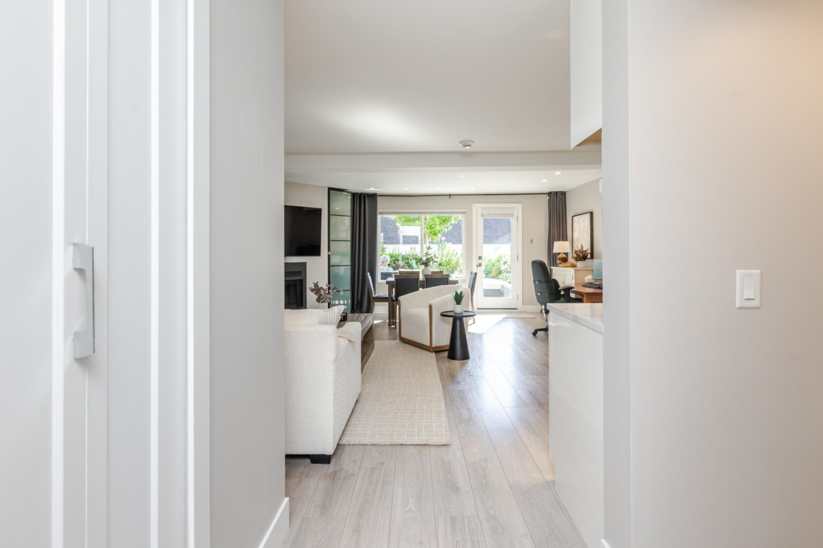 Entry Foyer Photo of 3 15989 Marine Drive, White Rock, BC