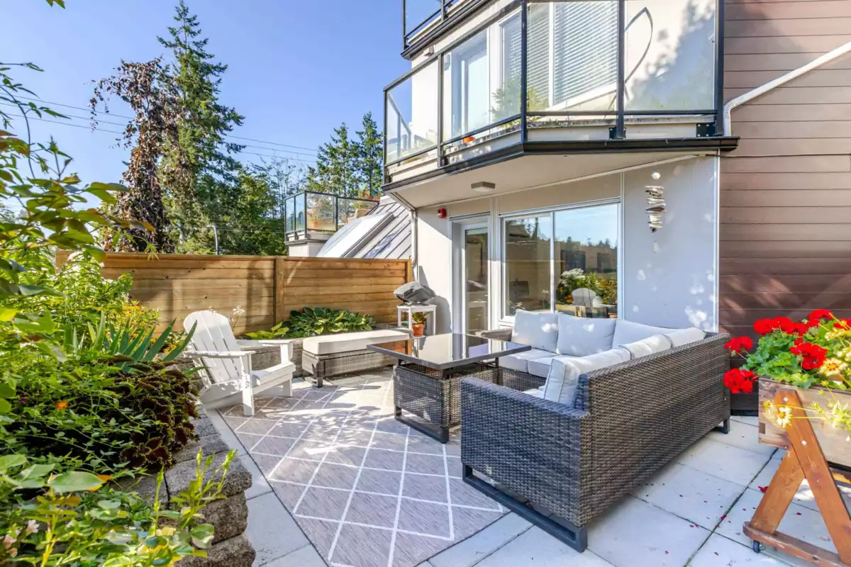 Family Room Photo of 3 15989 Marine Drive, White Rock, BC