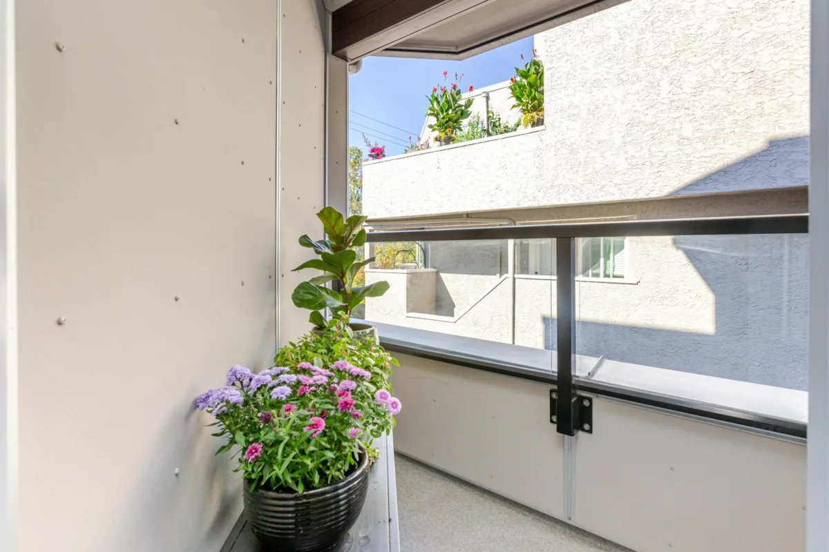 Front Yard Photo of 3 15989 Marine Drive, White Rock, BC