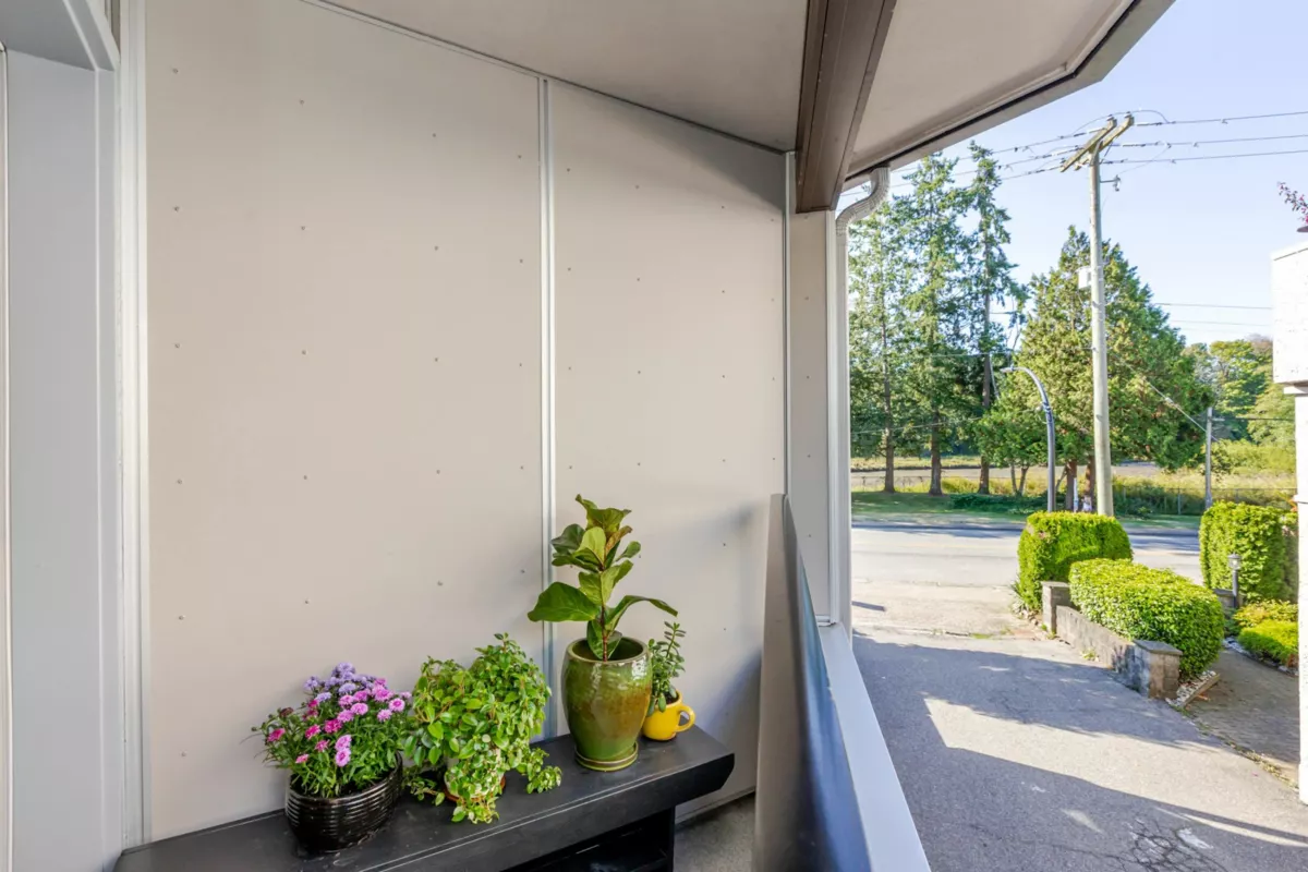 Garden / Landscaping Photo of 3 15989 Marine Drive, White Rock, BC