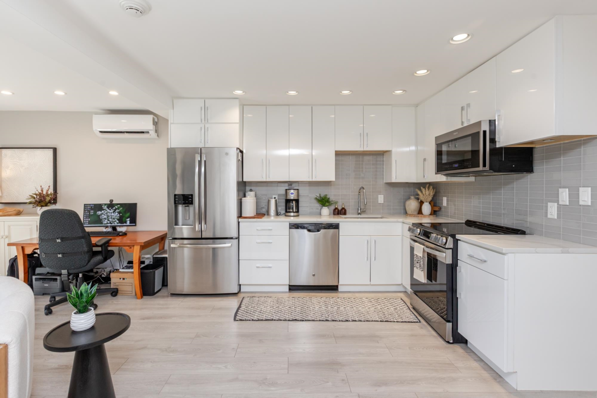 Guest Bathroom Photo of 3 15989 Marine Drive, White Rock, BC
