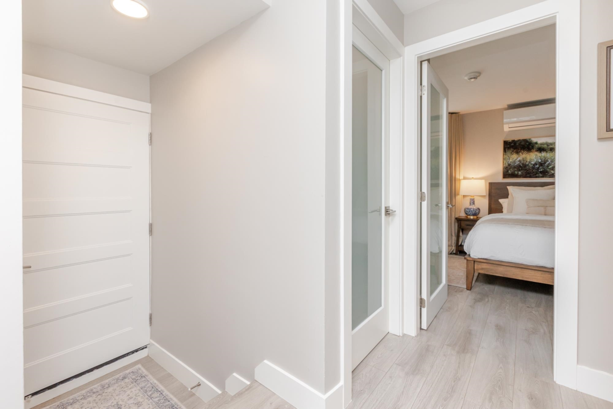 Hallway Photo of 3 15989 Marine Drive, White Rock, BC