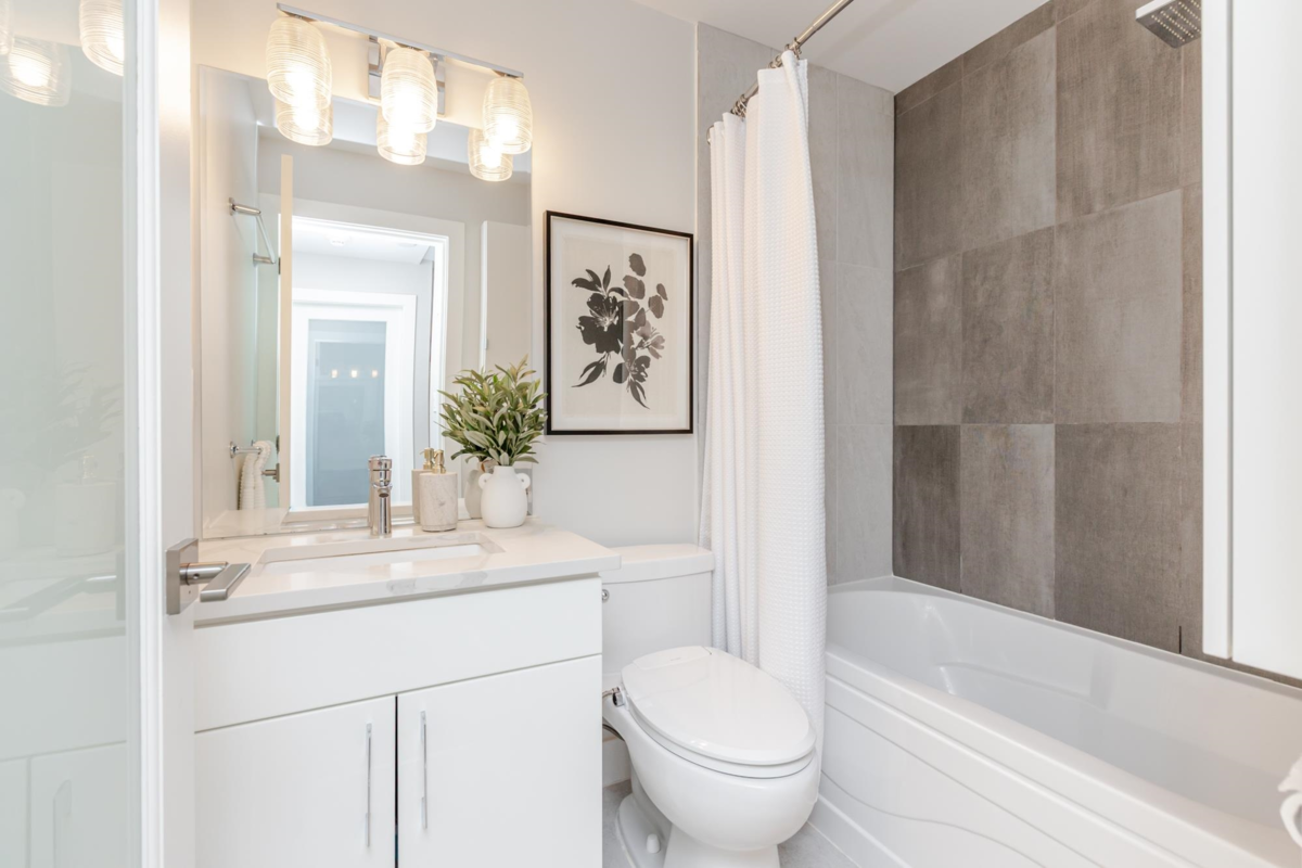 Hot Tub / Spa Photo of 3 15989 Marine Drive, White Rock, BC