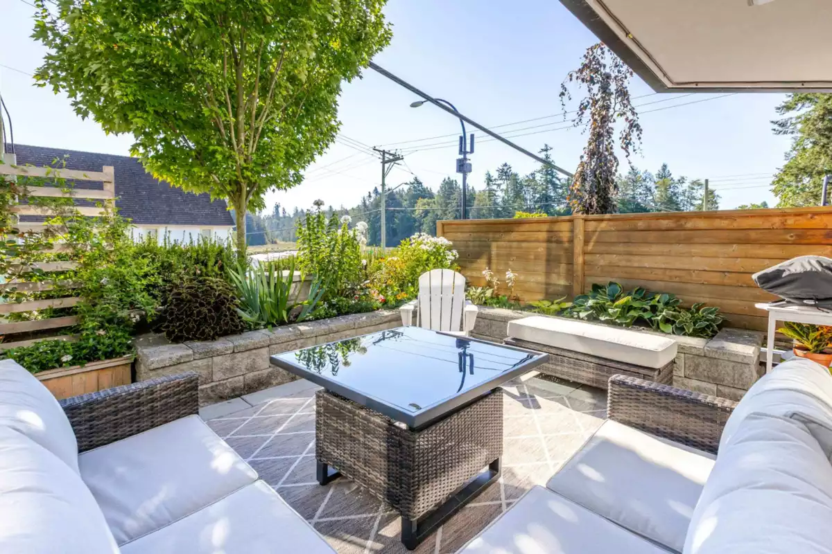 Kitchen Island Photo of 3 15989 Marine Drive, White Rock, BC