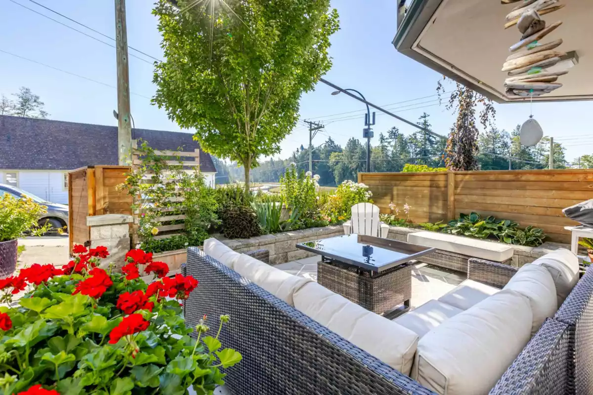 Kitchen Photo of 3 15989 Marine Drive, White Rock, BC