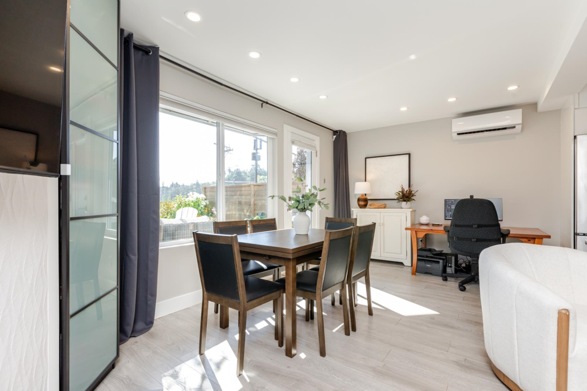 Laundry Room Photo of 3 15989 Marine Drive, White Rock, BC