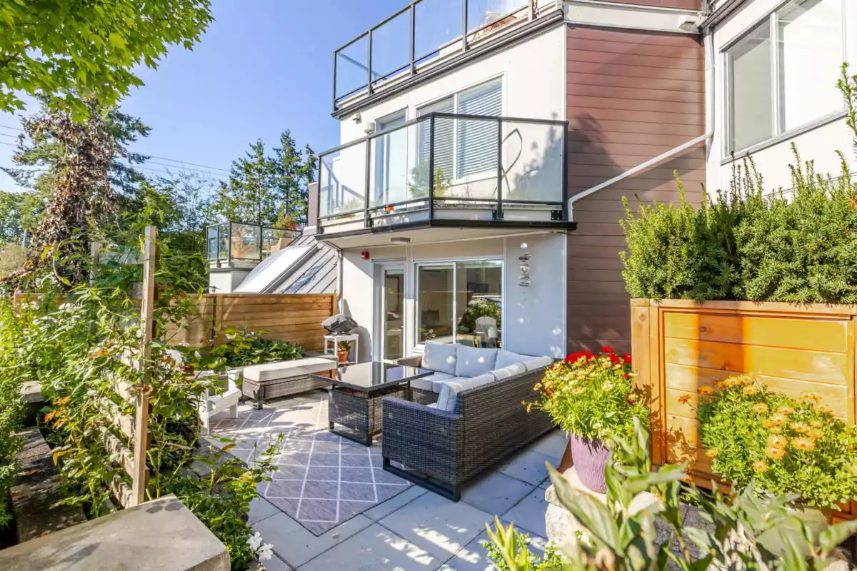 Living Room Photo of 3 15989 Marine Drive, White Rock, BC