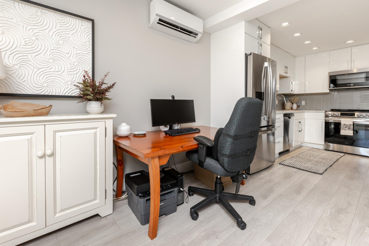 Mudroom Photo of 3 15989 Marine Drive, White Rock, BC