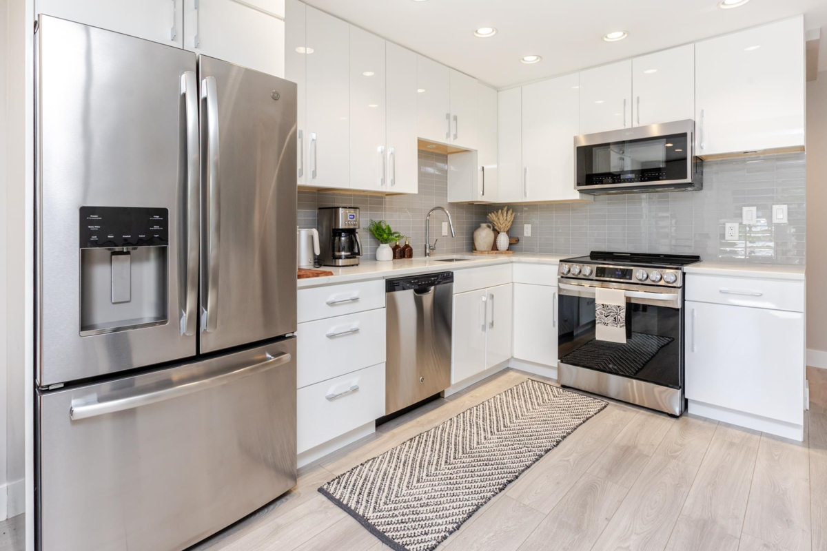 Powder Room Photo of 3 15989 Marine Drive, White Rock, BC