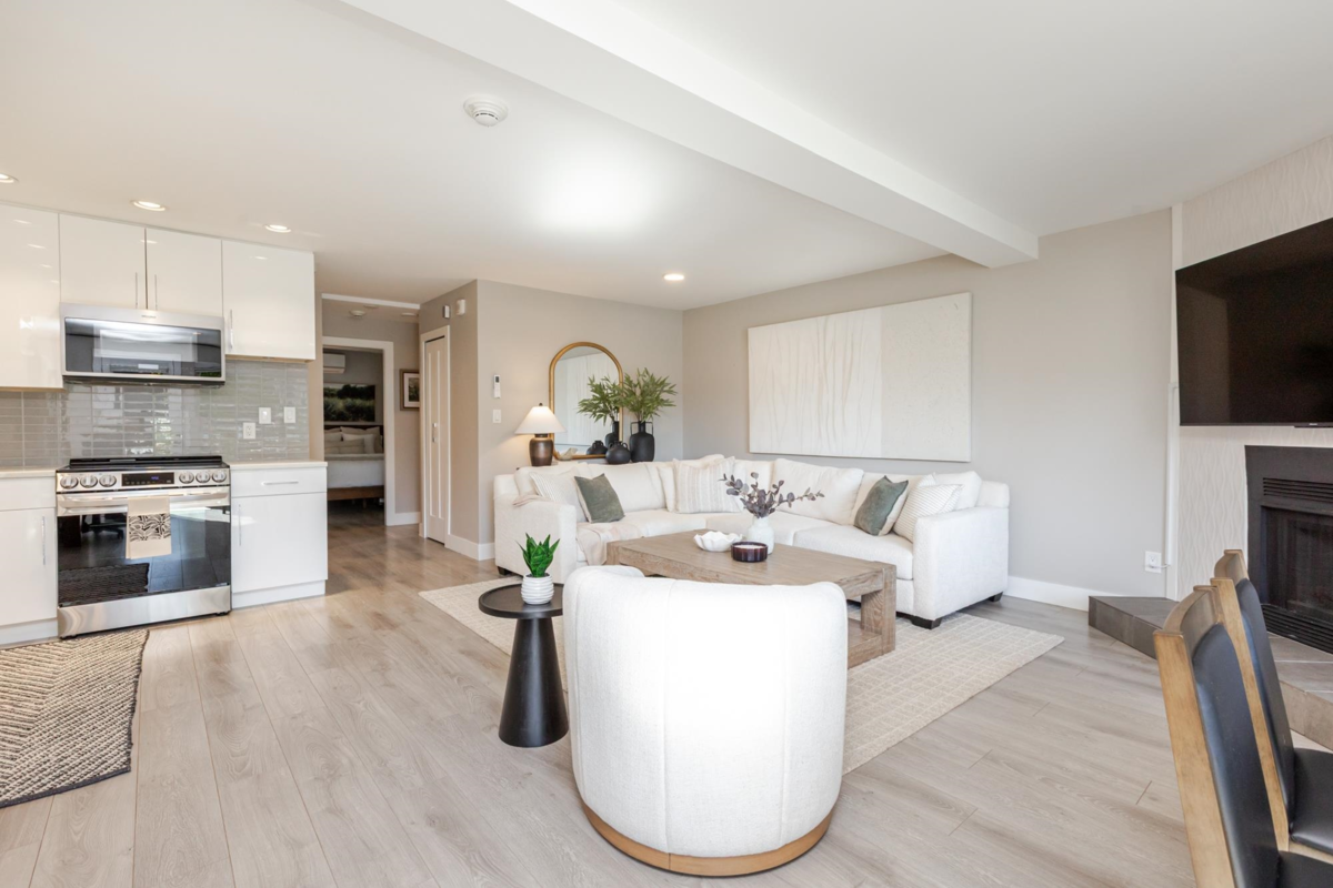 Primary Bathroom Photo of 3 15989 Marine Drive, White Rock, BC