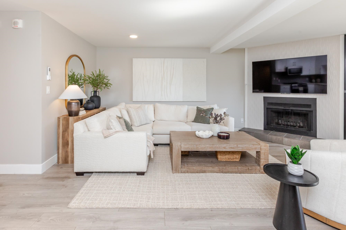 Walk-In Closet Photo of 3 15989 Marine Drive, White Rock, BC