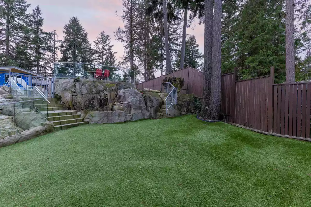 Dining Area Photo of 3722 Southridge Place, West Vancouver, BC