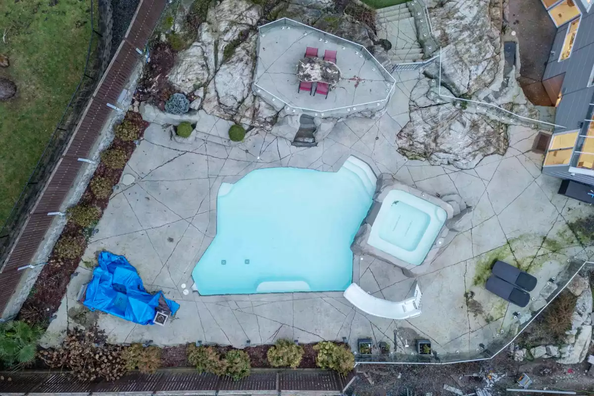 Swimming Pool Photo of 3722 Southridge Place, West Vancouver, BC