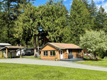 Hot Tub / Spa Photo of 47 & 48 1650 Columbia Valley Road, Lindell Beach, BC
