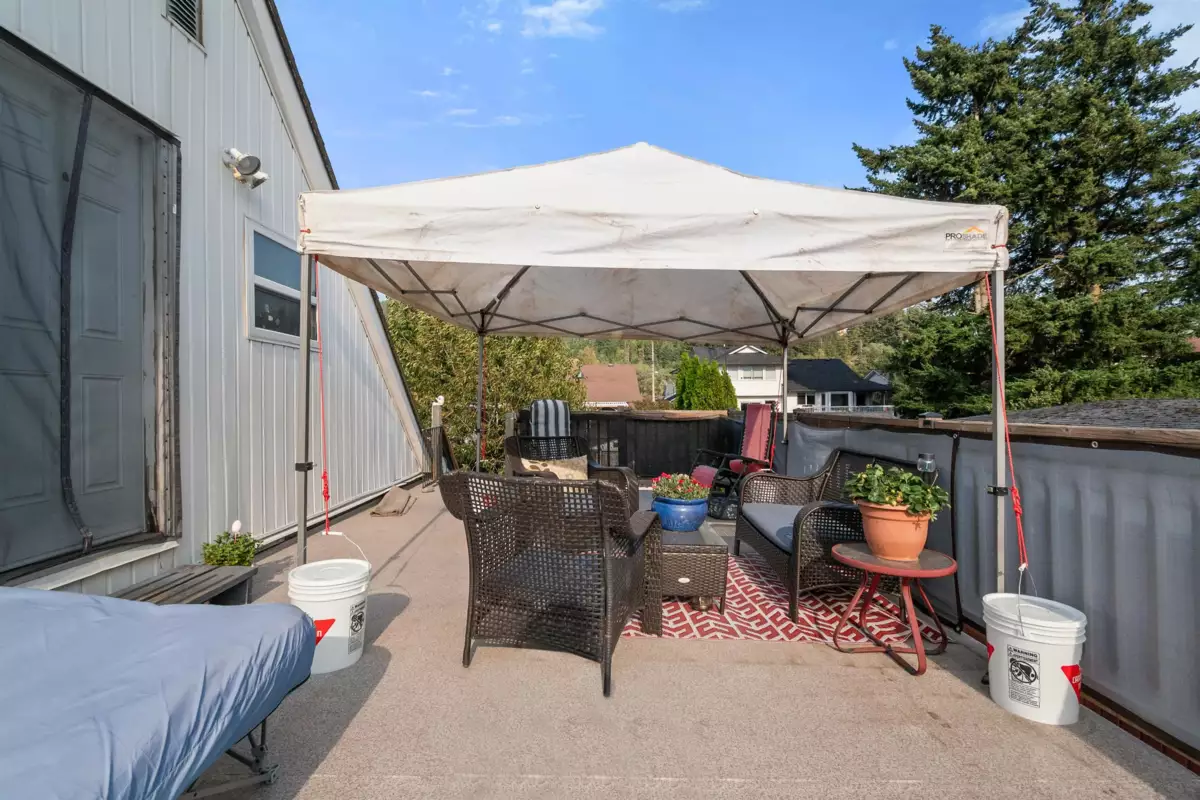 Entry Foyer Photo of 709 7th Avenue, Hope, BC