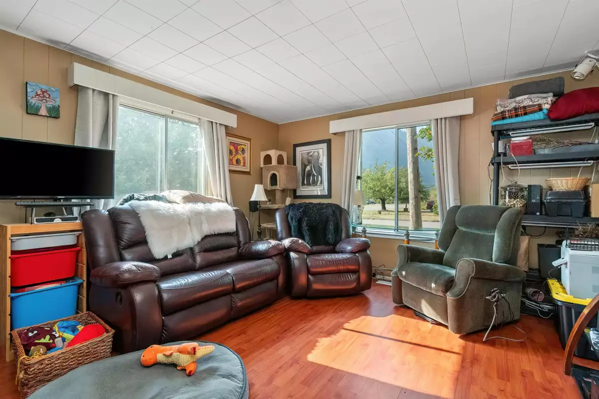 Living Room Photo of 709 7th Avenue, Hope, BC