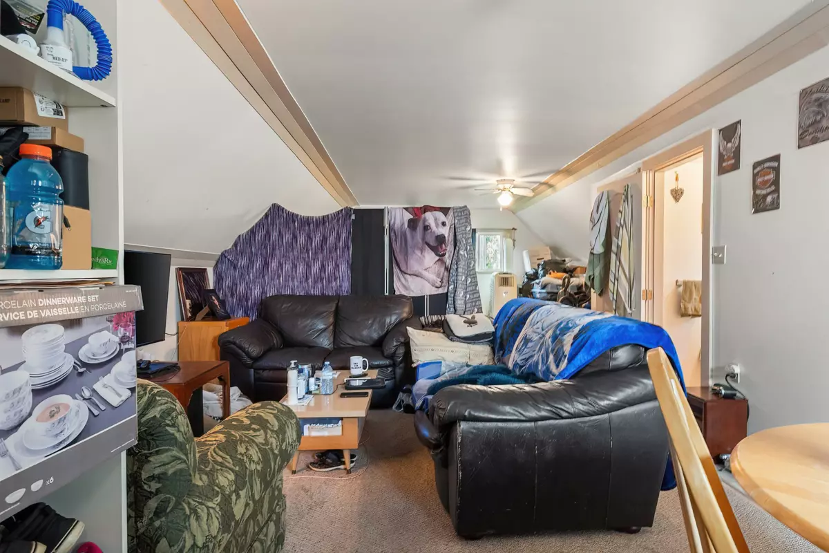 Swimming Pool Photo of 709 7th Avenue, Hope, BC