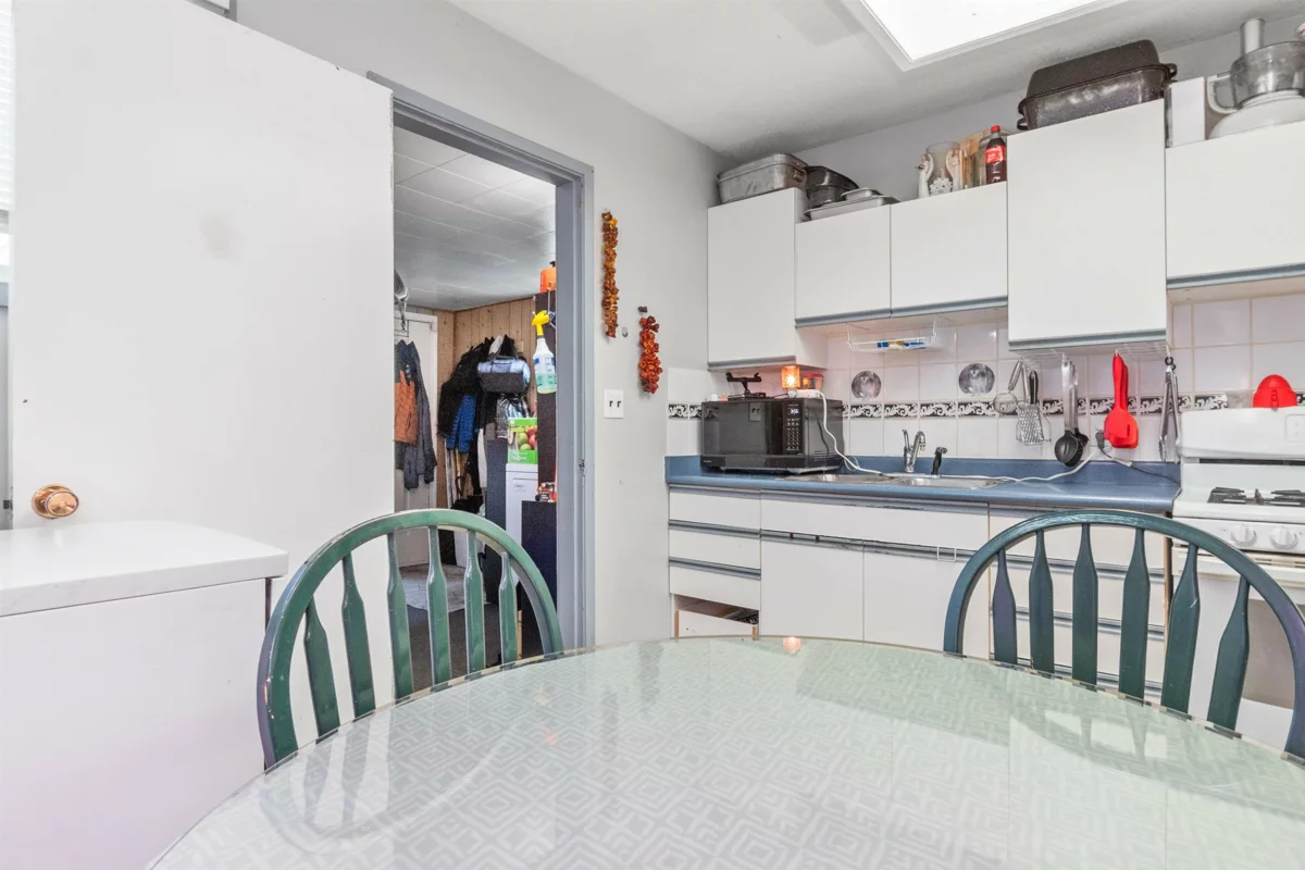 Walk-In Closet Photo of 709 7th Avenue, Hope, BC