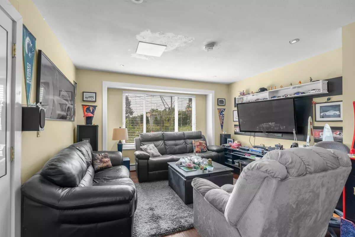 Hallway Photo of 14075 110a Avenue, Surrey, BC