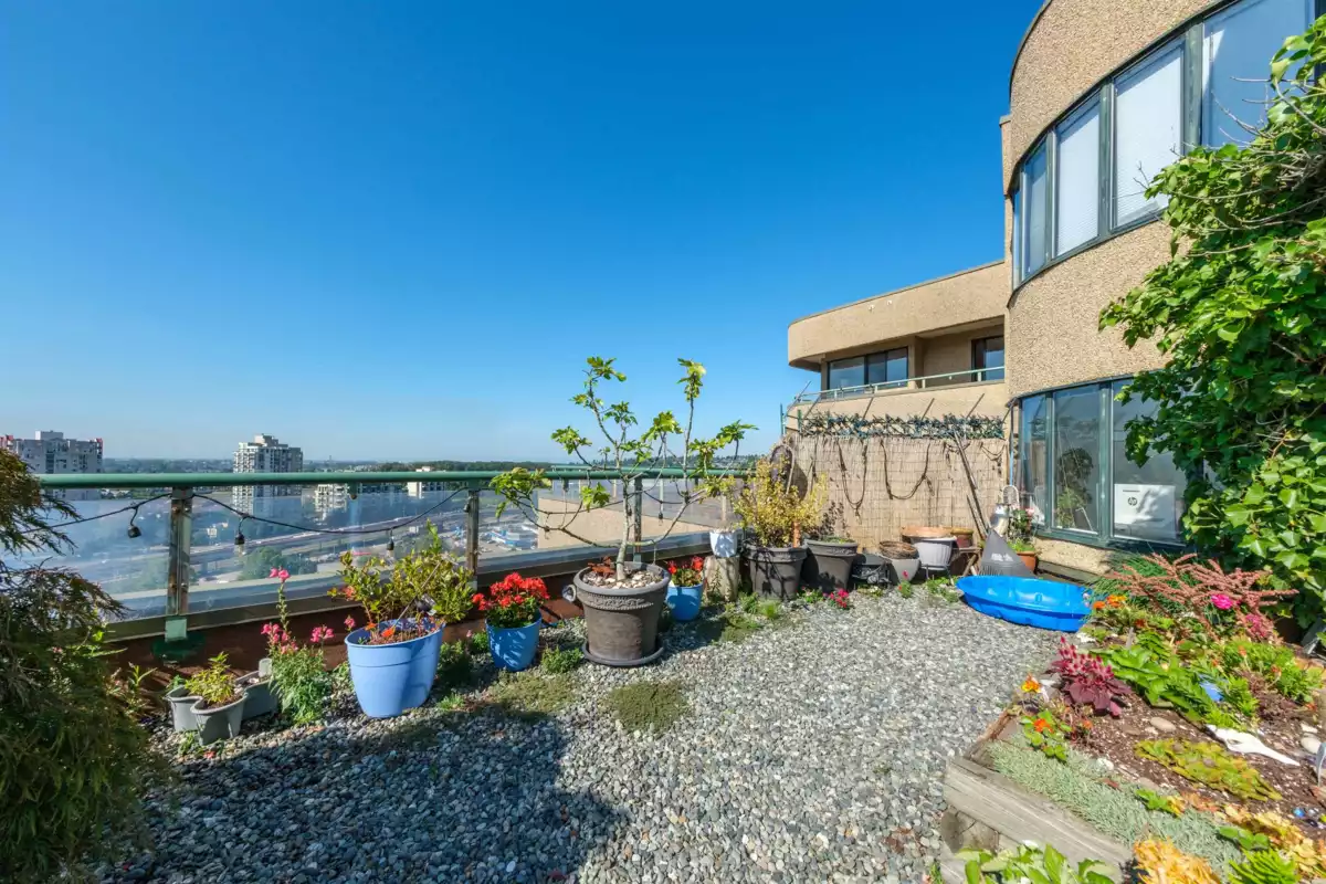 Kitchen Island Photo of 1105 1026 Queens Avenue, New Westminster, BC