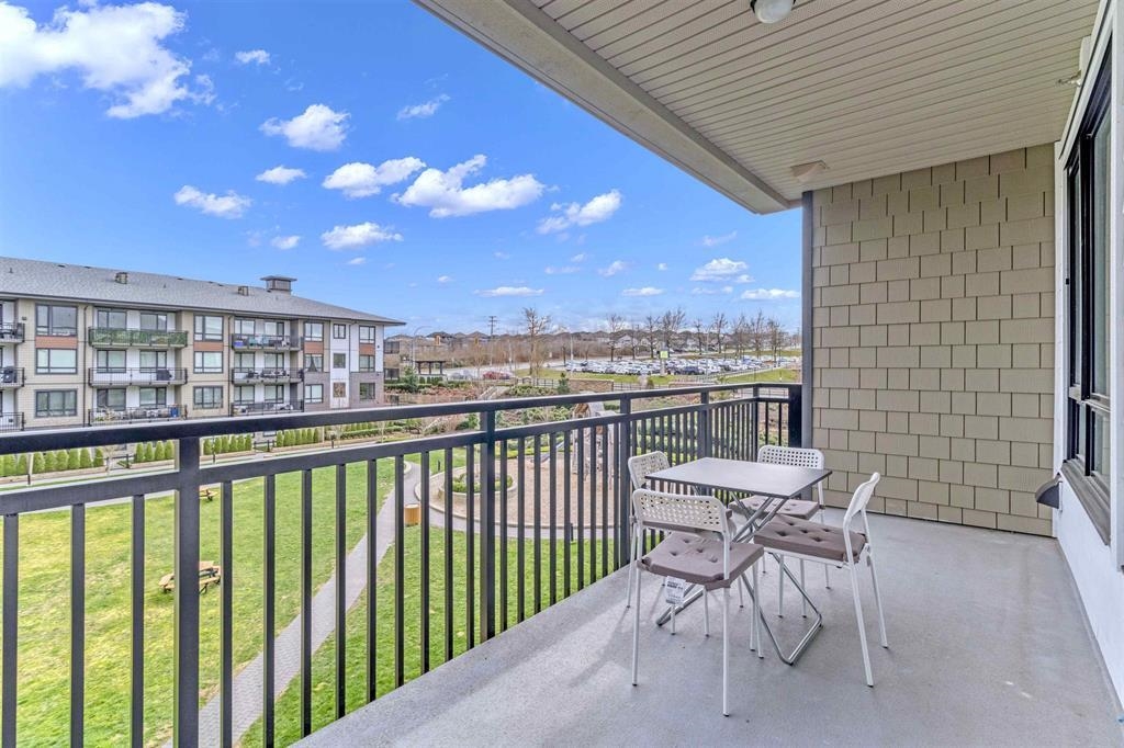Kitchen Island Photo of 305 31158 Westridge Place, Abbotsford, BC