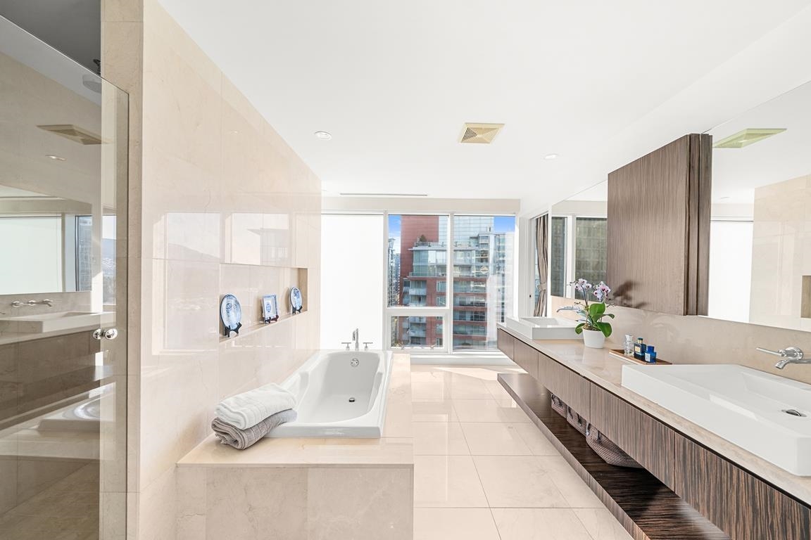 Primary Bathroom Photo of 2101 1139 W Cordova Street, Vancouver, BC