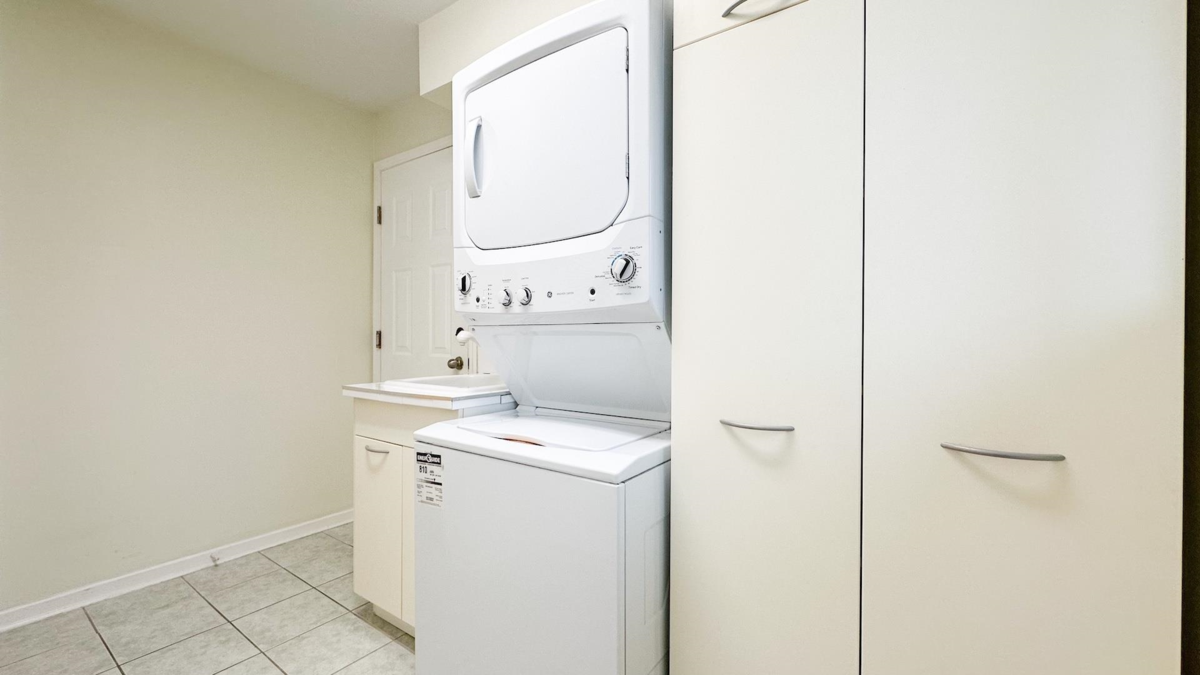 Entry Foyer Photo of 6159 45 Avenue, Delta, BC