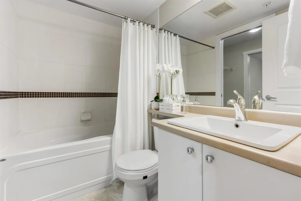 Entry Foyer Photo of 113 45555 Yale Road, Chilliwack, BC