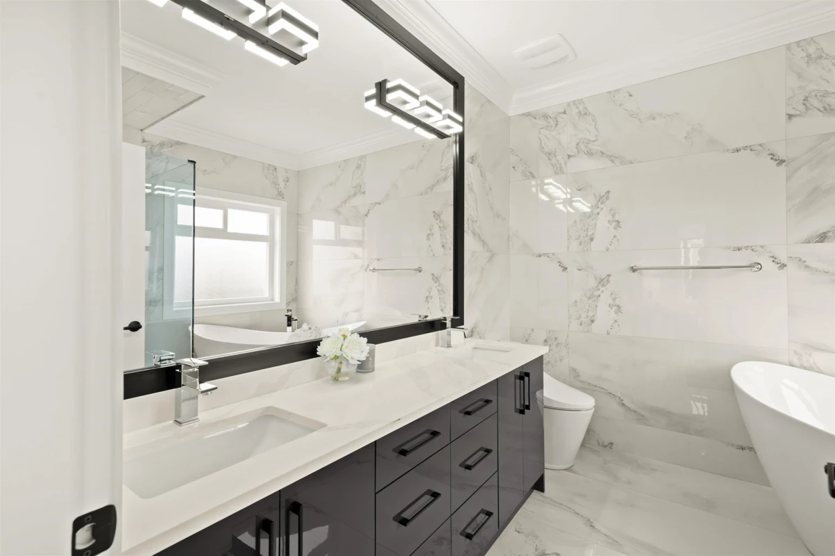 Guest Bathroom Photo of 16117 108 Avenue, Surrey, BC