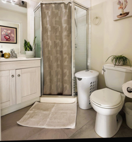 Primary Bathroom Photo of 437 32830 George Ferguson Way, Abbotsford, BC