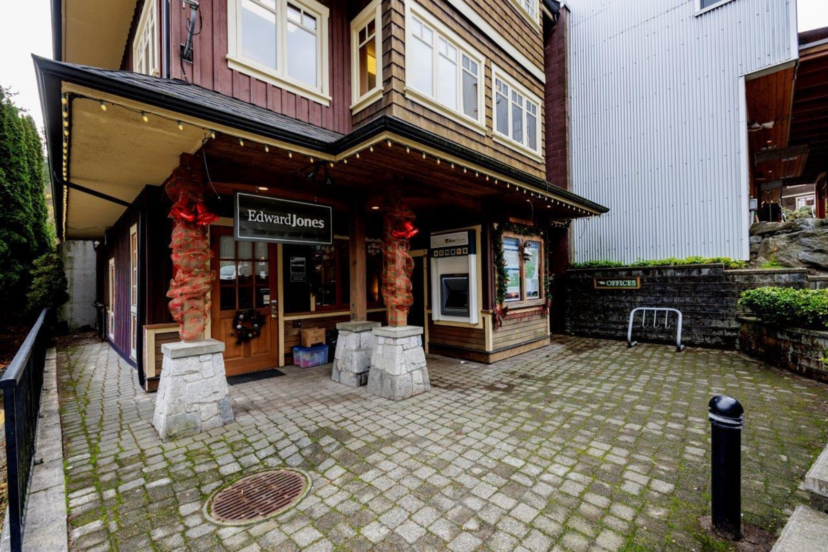 Breakfast Nook Photo of 475 Bowen Island Trunk Road, Bowen Island, BC